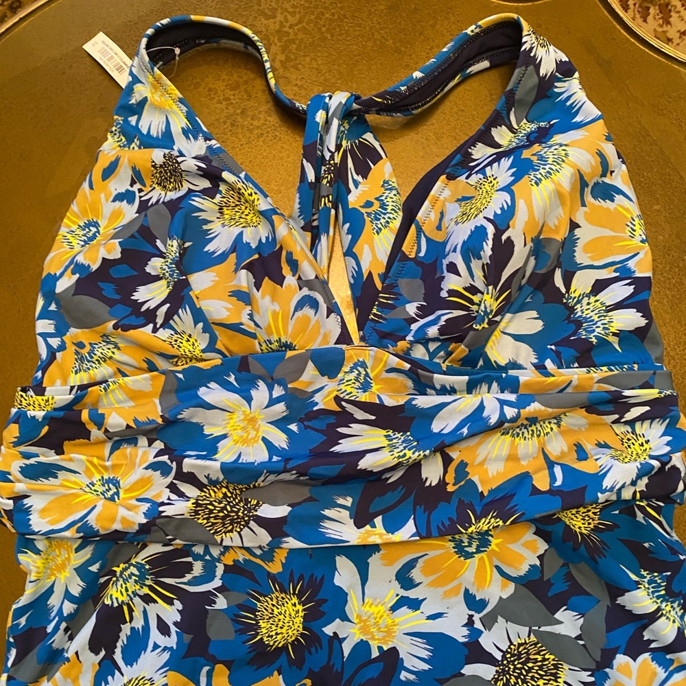 Plus sized swimsuits—all 3! - Picture 10 of 16